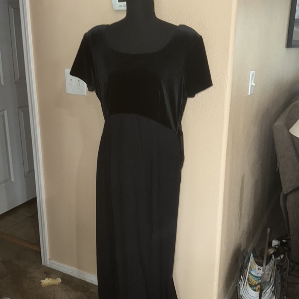 Beautiful black dress - Picture 2 of 5